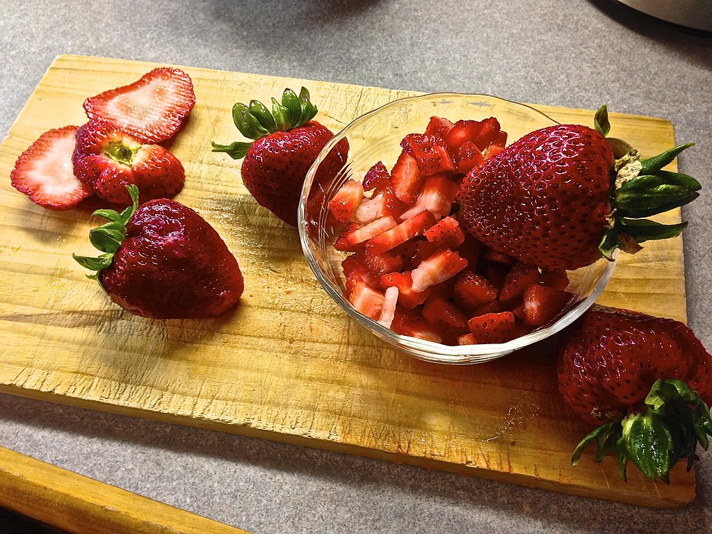 Fragole sul tagliere
